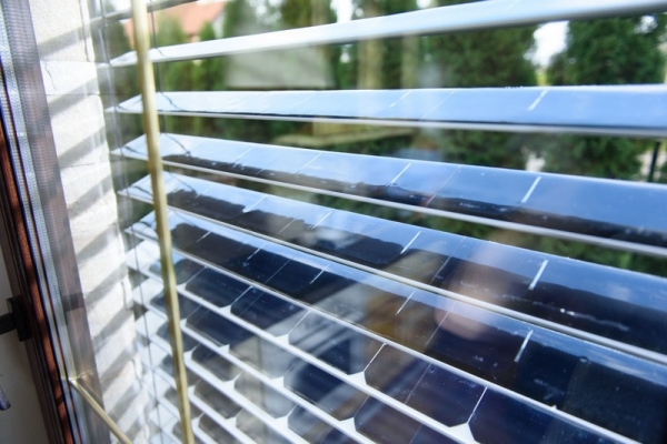 블라인드에 태양광 발전을 위한 패널이 붙어있습니다. 출처 : solar gaps