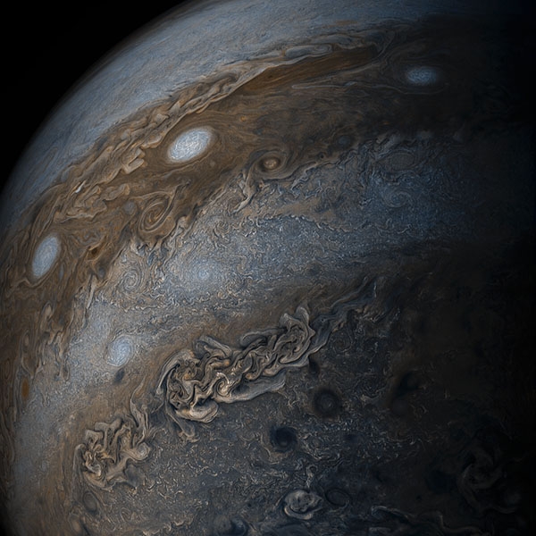 이 사진은 주노가 2017년 5월 19일에 찍은 사진입니다. NASA/JPL-Caltech/SwRI/MSSS/Gerald Eichstädt /Seán Doran