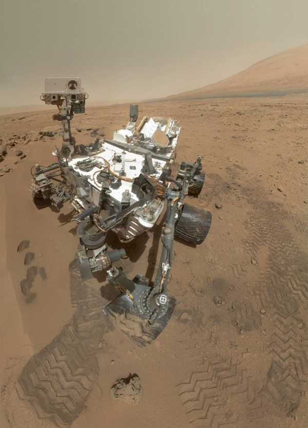화성에서 열심히 일하고 있는 큐리오시티 입니다. 출처 : NASA