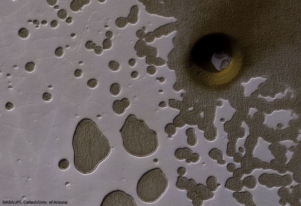 구멍이 송송송 뚫린 화성의 포면. Image Credit: NASA, MRO, HiRISE, JPL, U. Arizona